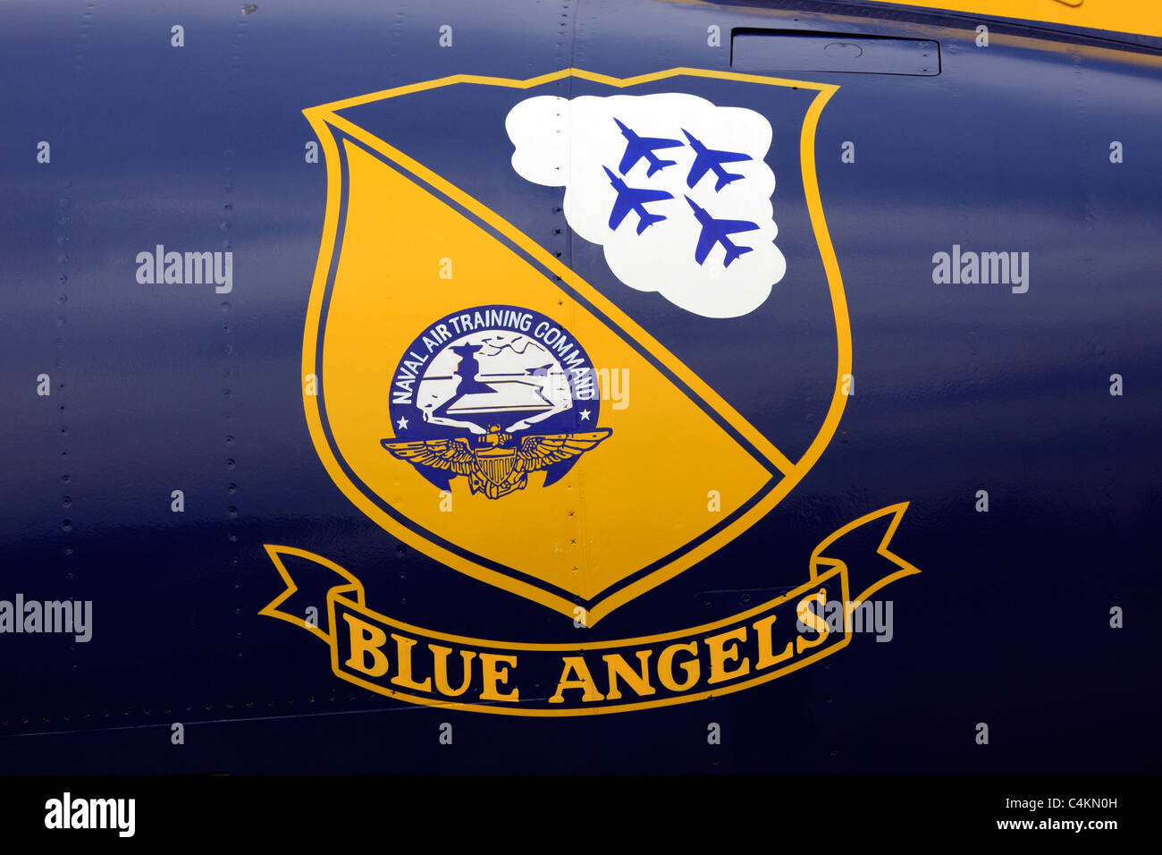 Logo dell'U.S. Navy Blue Angels flying precision team sul lato del velivolo, USS Intrepid Portaerei Museum New York City Foto Stock