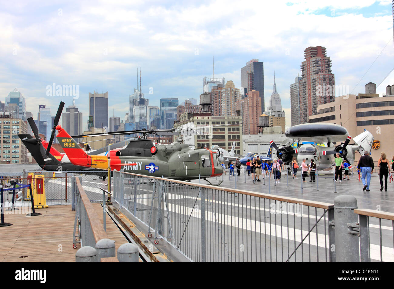 Turisti sul ponte di volo della USS Intrepeid Museo Carrier ormeggiata permanentemente sul fiume Hudson Manhattan New York City Foto Stock