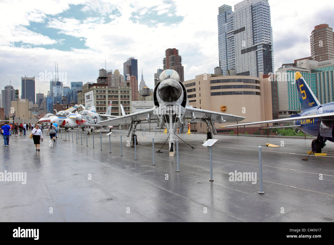 Ponte di volo della USS Intrepid portaerei di aria di mare e il museo dello spazio sul fiume Hudson Pier 86 Manhattan New York City Foto Stock