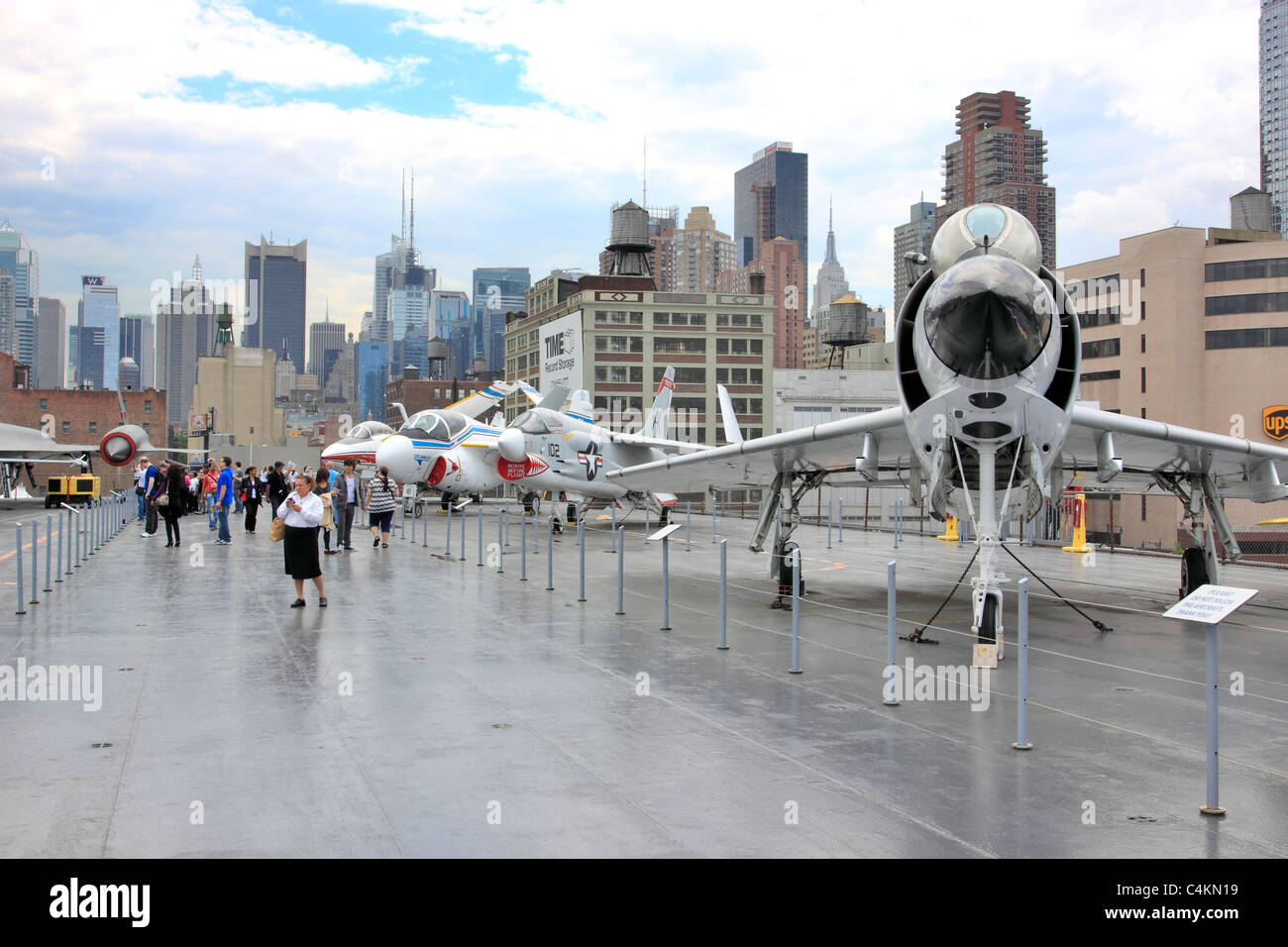I turisti sul ponte di volo della USS Intrepid portaerei di aria di mare e il Museo dello Spazio Pier 86 Fiume Hudson New York City Foto Stock