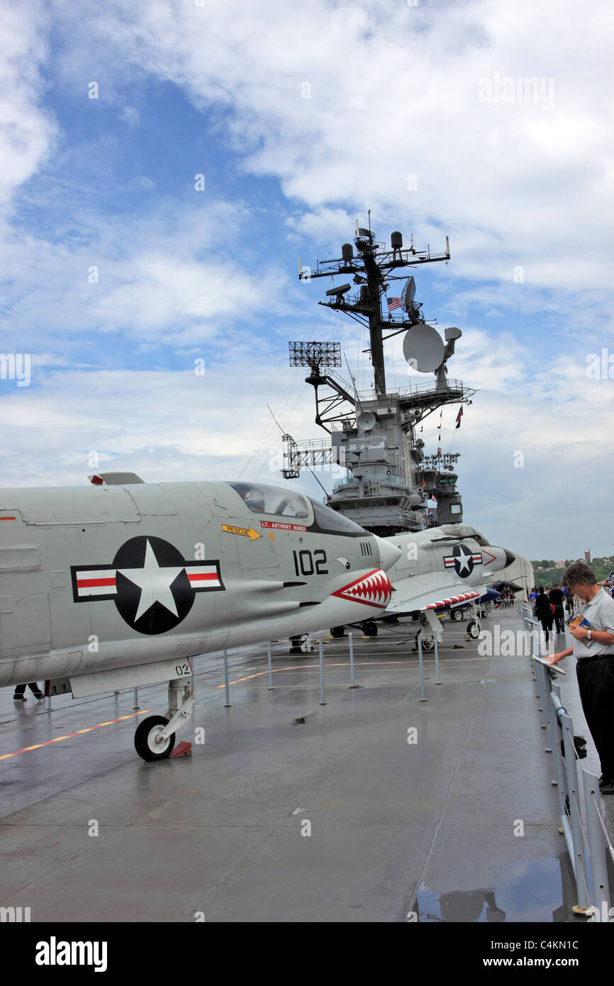 Il ponte di volo della USS Intrepid portaerei di aria di mare e il museo dello spazio, il fiume Hudson, Pier 86, Manhattan New York City Foto Stock