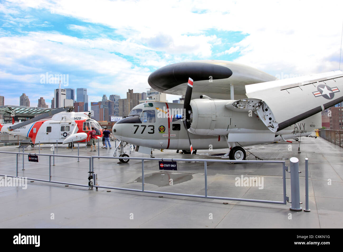 Grumman E-2C Hawkeye e Guardia Costiera elicottero sulla USS Intrepid portaerei di aria di mare e il museo dello spazio di New York City Foto Stock