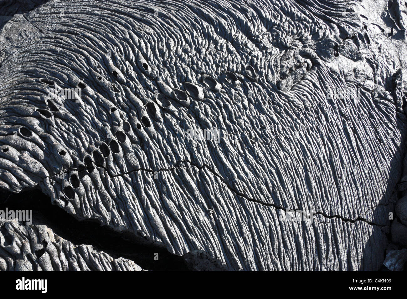 La lava pahoehoe campo sull'isola di Santiago, Galapagos, nasconde splendide formazioni di lava. Cavo-pattern o corda-flusso di configurazione. Foto Stock