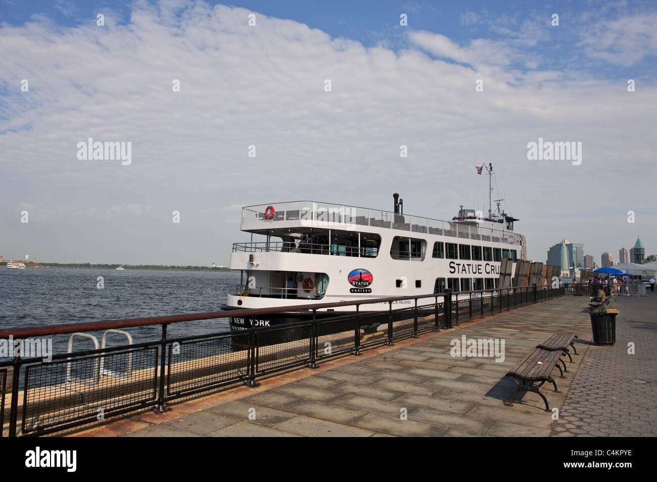 Statua della Libertà Ferry Ormeggiata al Molo a Battery Park, New York, Manhattan STATI UNITI D'AMERICA. Foto Stock