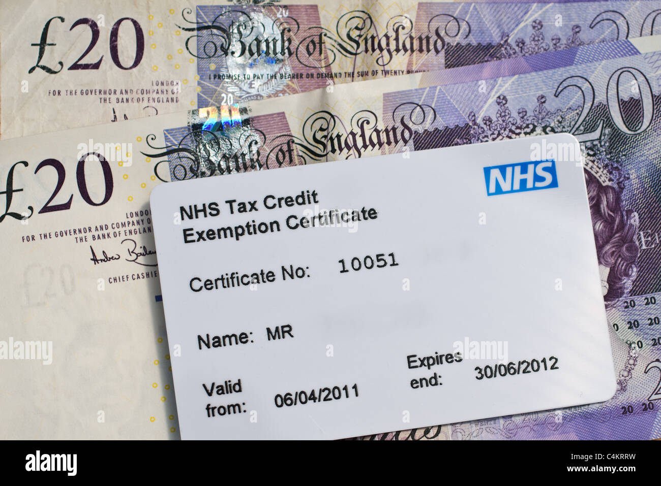 NHS Credito fiscale certificato di esenzione / Scheda (sulla parte superiore del denaro contante) Foto Stock