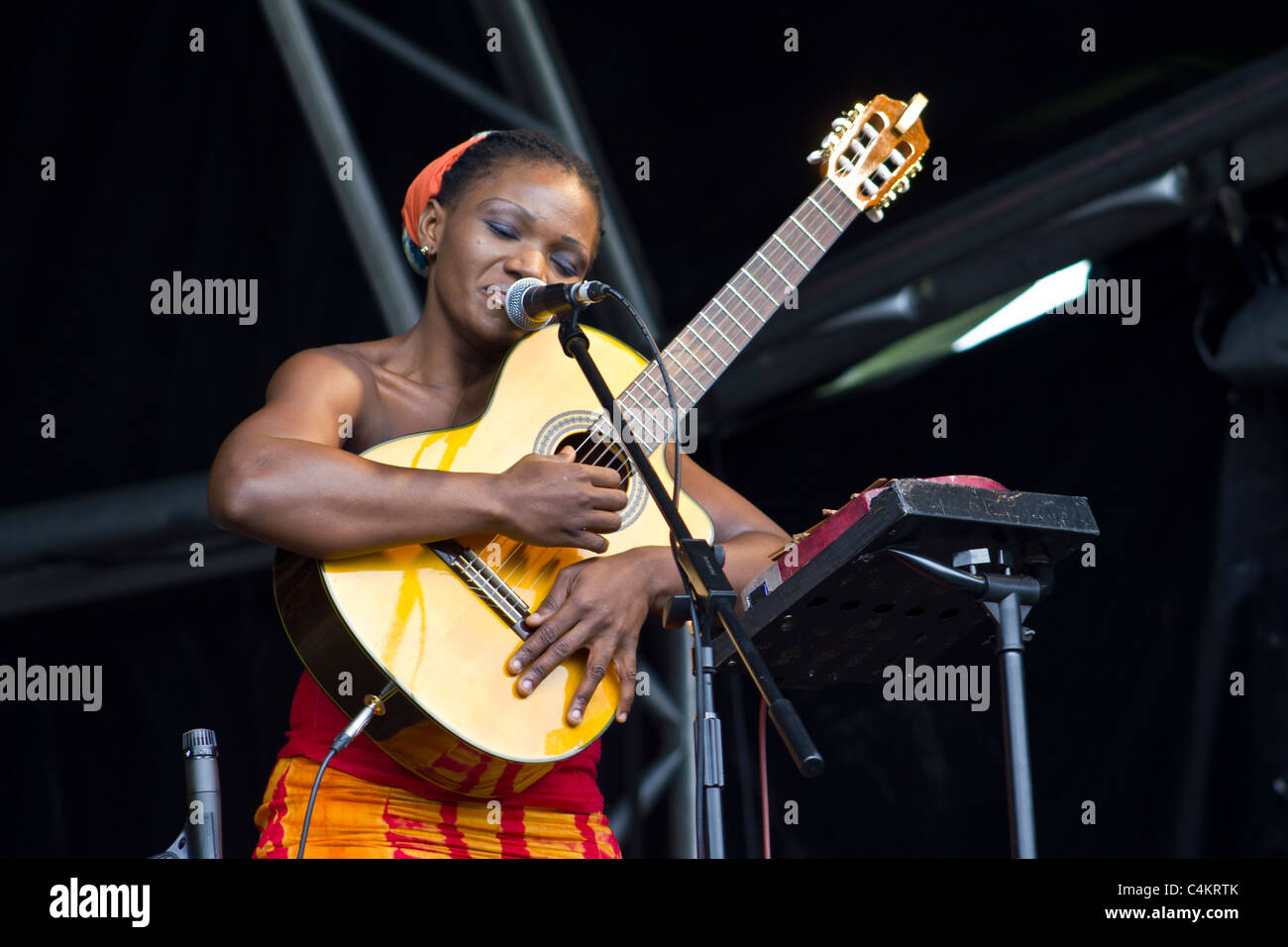 Kareyce Fotso, un cantante dal Camerun, effettuando al ventesimo Africa Oye Festival, in Sefton Park, Liverpool Foto Stock