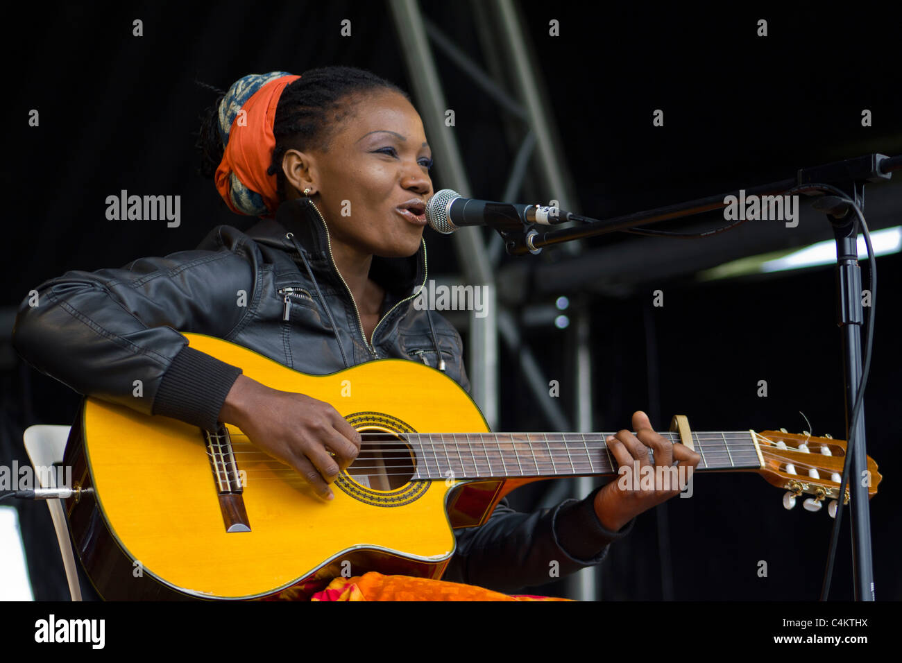 Kareyce Fotso, un cantante dal Camerun, effettuando al ventesimo Africa Oye Festival, in Sefton Park, Liverpool Foto Stock