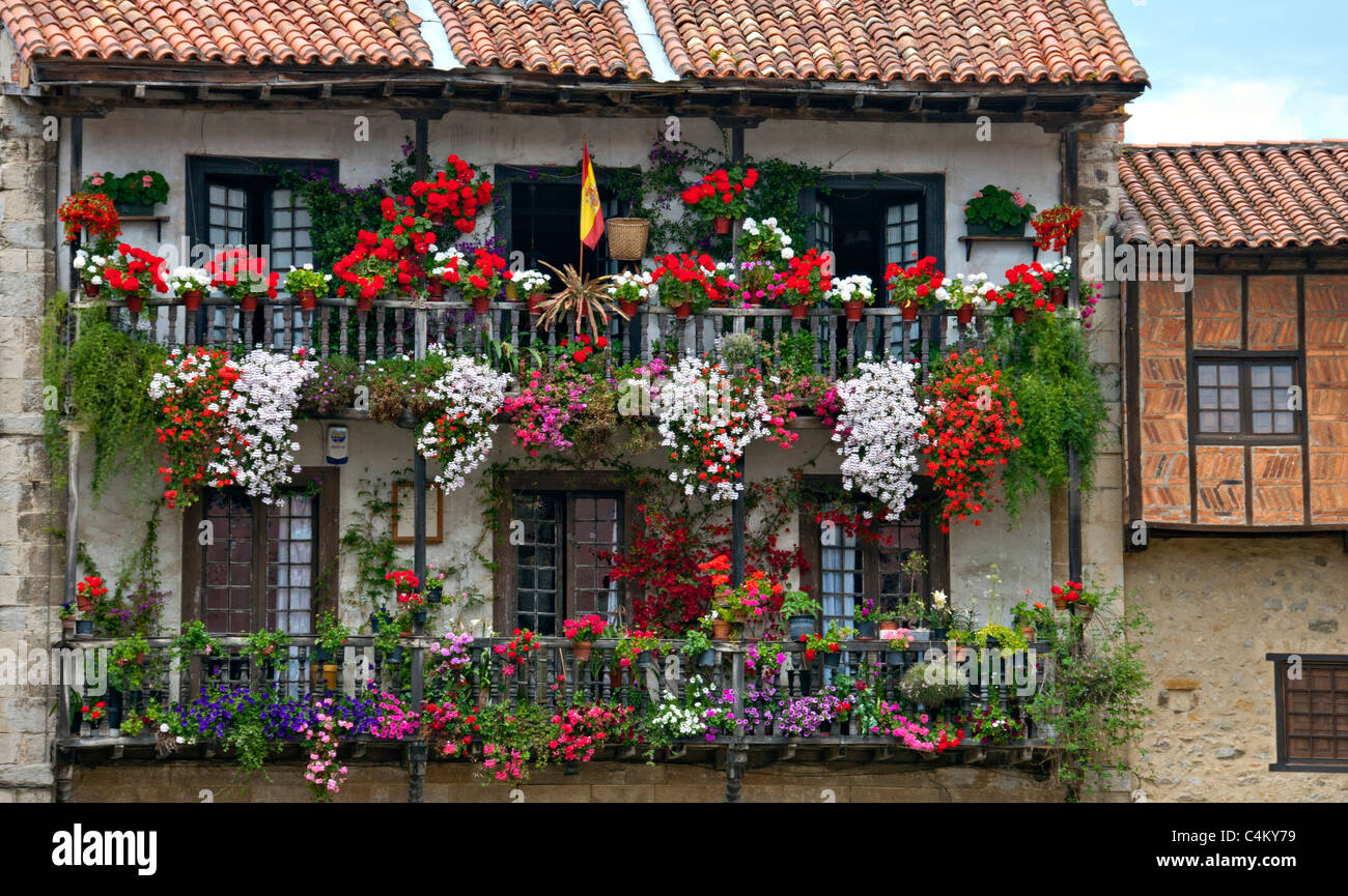 Casa in paese adornato con fiori, Santillana del Mar Cantabria, Spagna settentrionale Foto Stock