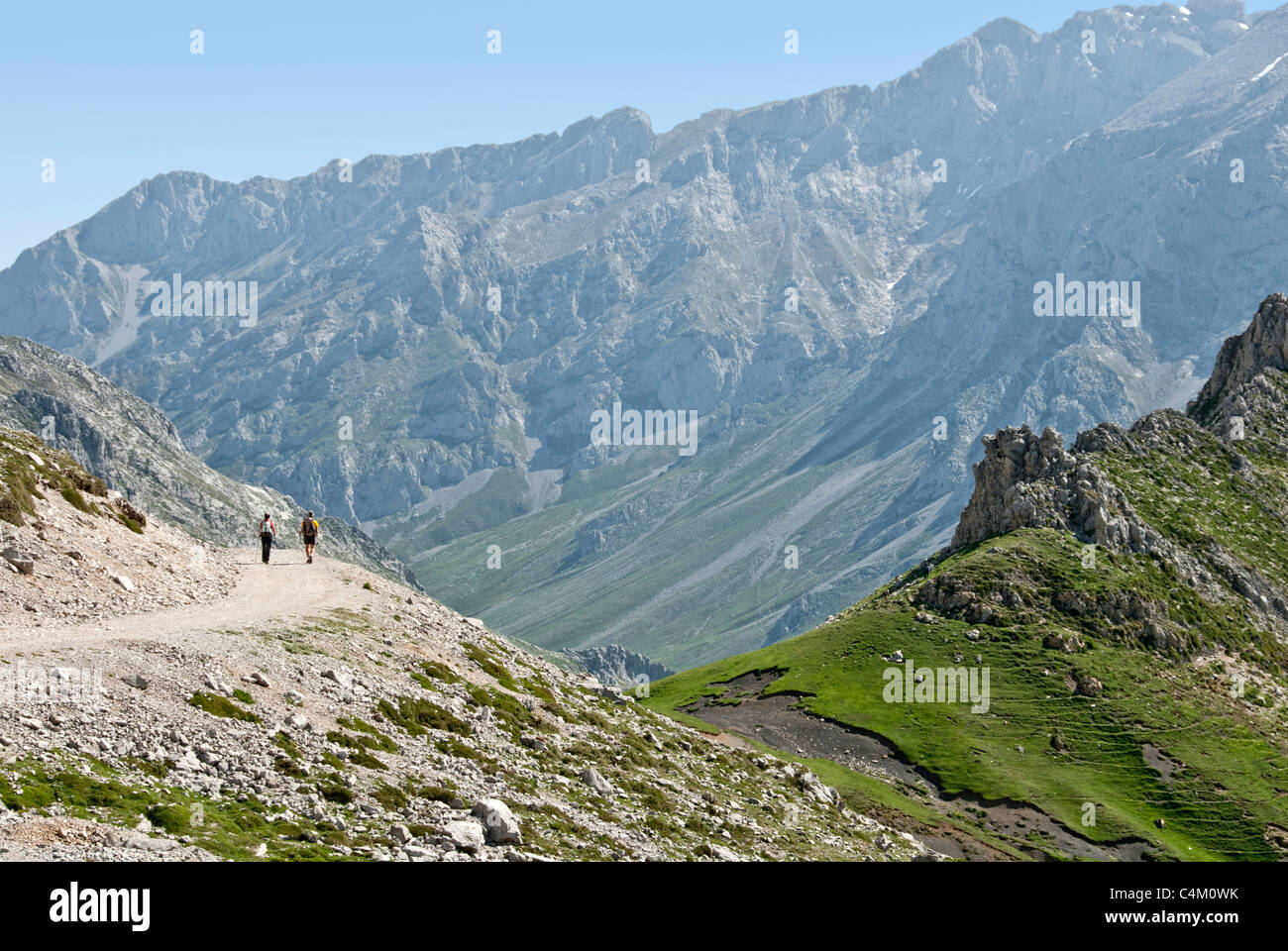Walkers esplorare Picos de Europa, Spagna settentrionale Foto Stock