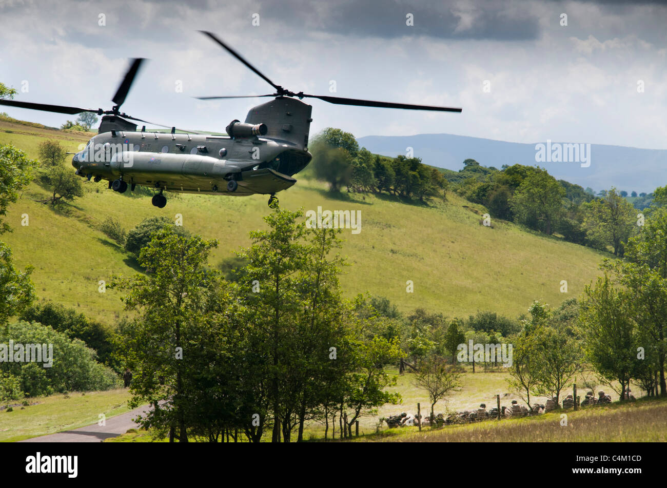 Un RAF Chinook sollevamento dopo aver lasciato i soldati a Sennybridge area formazione in Galles Foto Stock