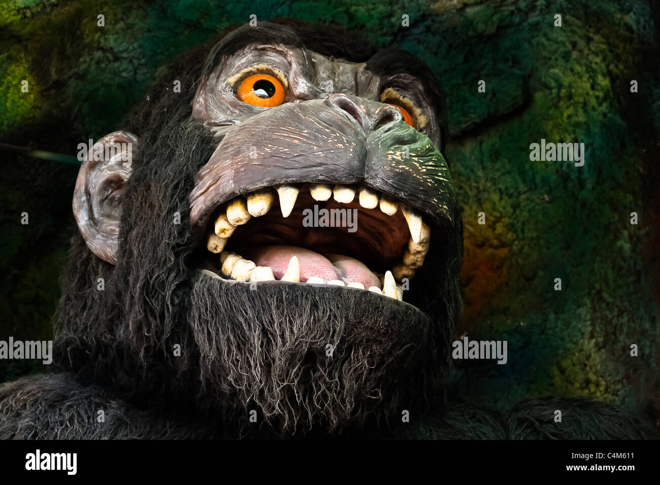 Un gorilla di close-up in una Haunted House Foto Stock