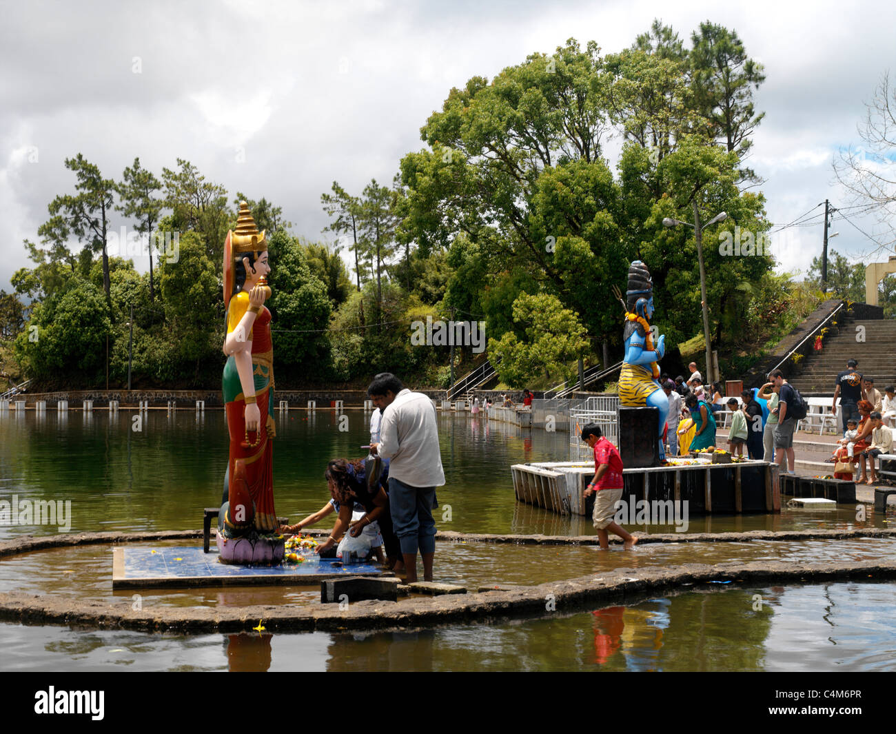 Grand Bassin Maurizio Statue di Shiva e Parvati persone con offerte e la preghiera Foto Stock