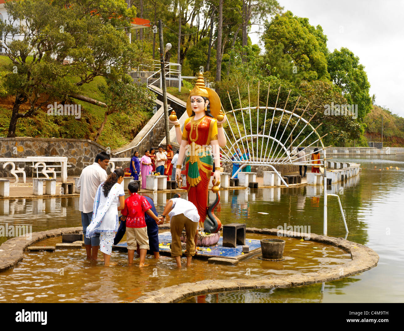 Ganga Talao Grand Bassin Maurizio famiglia adoriamo Parvati nel tempio indù Foto Stock