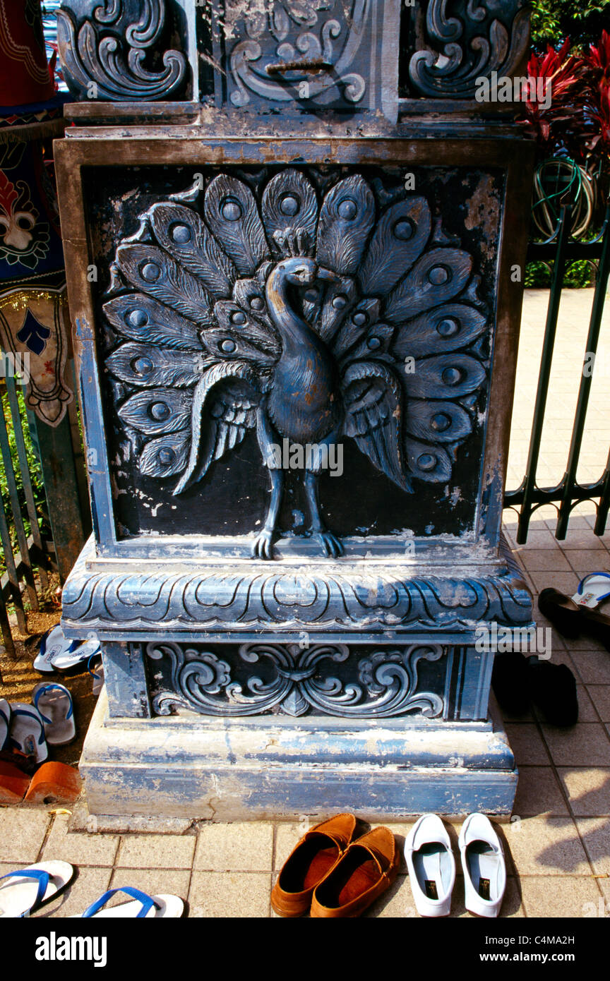 Singapore Little India Sri Mariamman tempio con le scarpe e la statua al di fuori Foto Stock