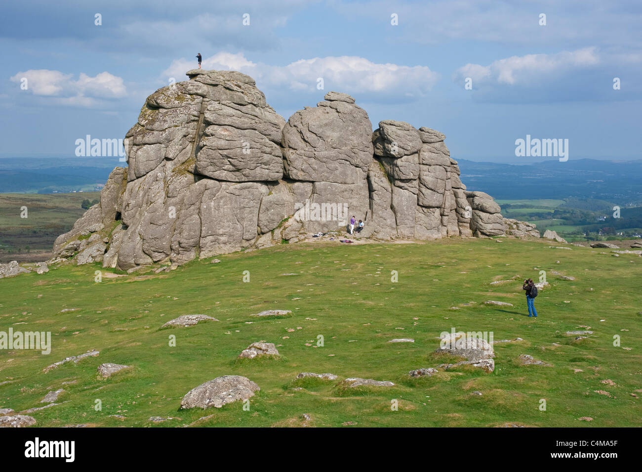Parco Nazionale di Dartmoor Haytor fieno rocce Tor persone Foto Stock