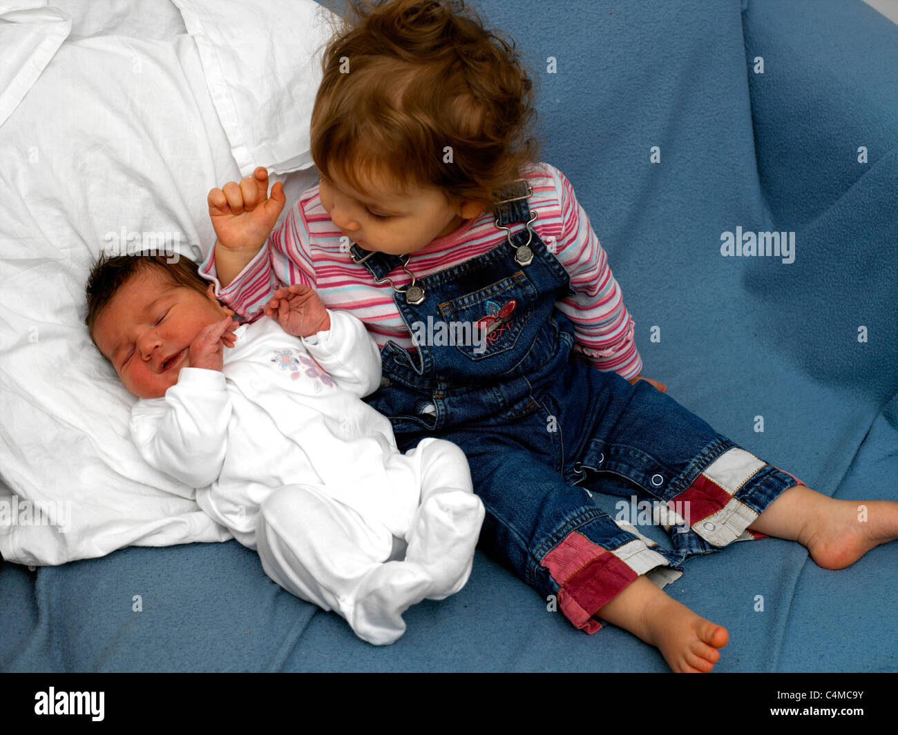 Sorelle diciotto mesi di età e di Due Giorni Foto Stock