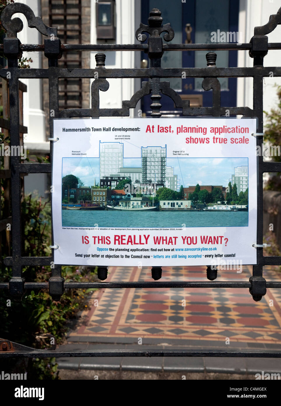 Contrapposte Poster alto albergo sviluppi su Riverside House, Hammersmith, Londra Foto Stock