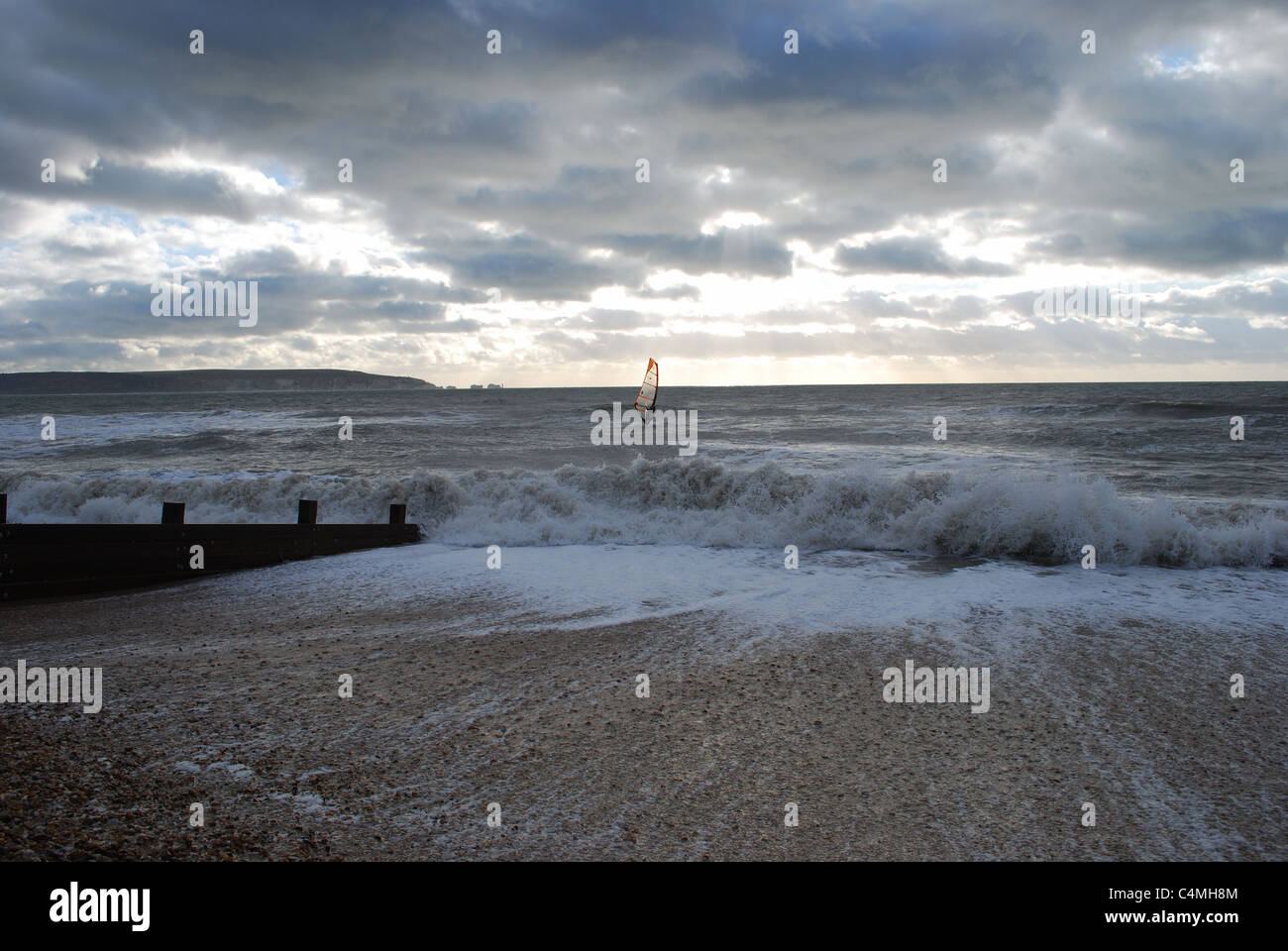 Inverno wind surf con gli aghi in background. Foto Stock