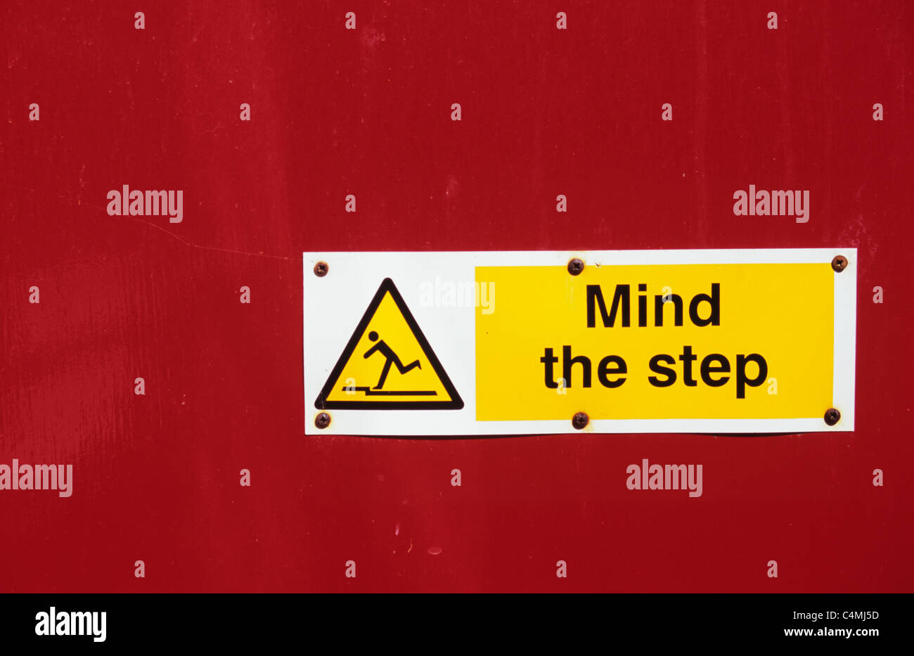 Porta Rossa con il giallo in bianco e nero simbolo di sicurezza indicante la mente il passo con icona di scatto man Foto Stock