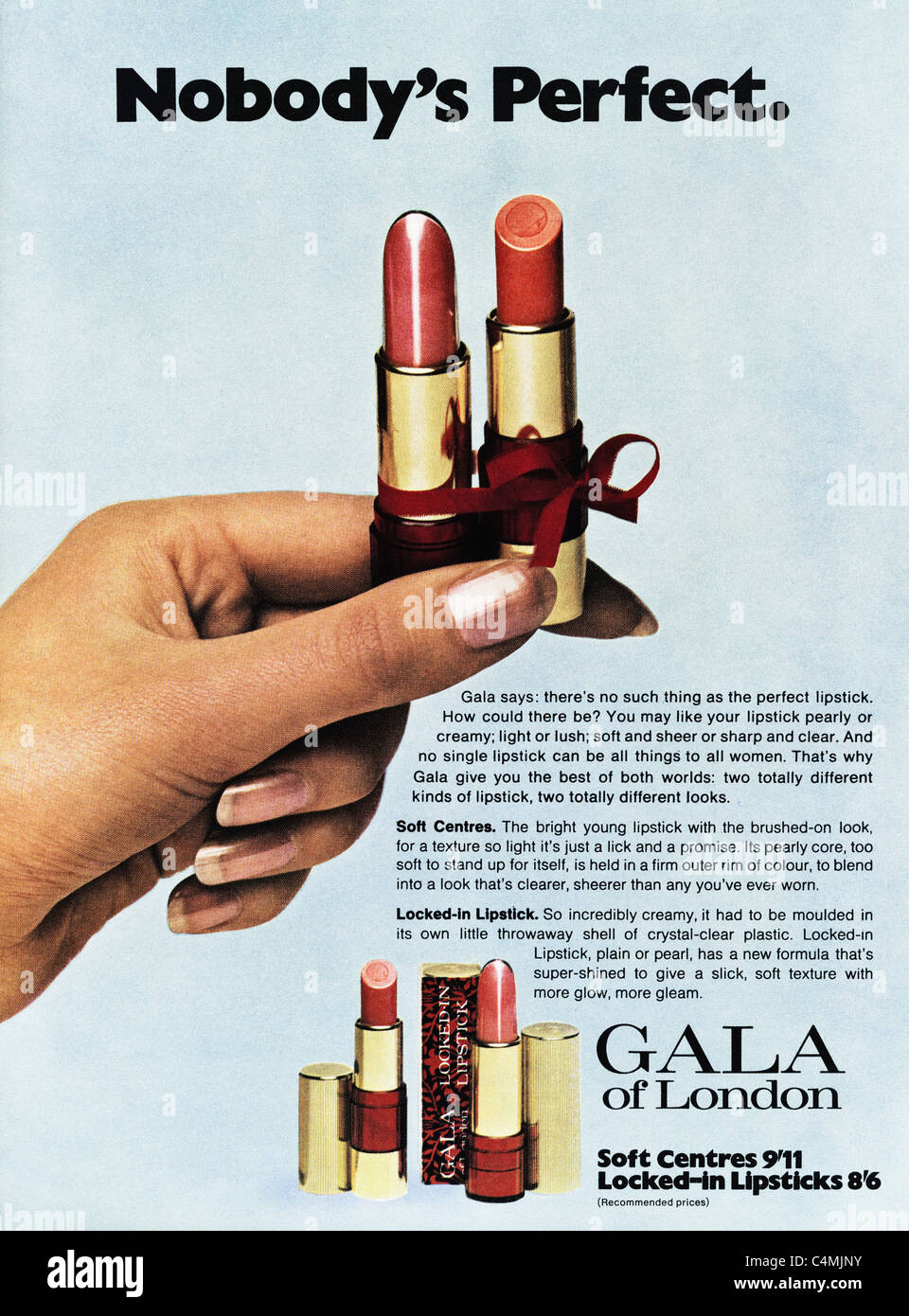 Pagina piena originale di annuncio nella rivista di moda circa 1969 per i prodotti cosmetici dalla GALA DI LONDRA Foto Stock