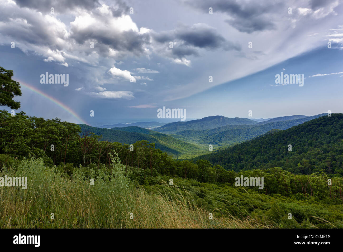 Tempesta spazza sulla Shenandoah Valley dalla Skyline Drive in Blue Ridge Mountains della Virginia Foto Stock