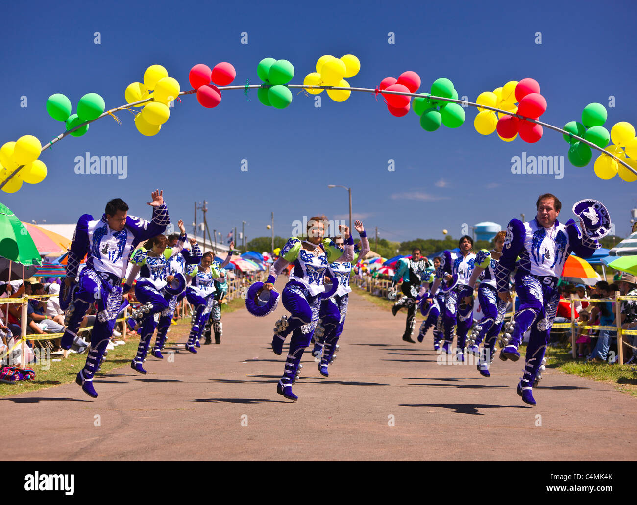 MANASSAS, Virginia, Stati Uniti d'America - boliviano folklife festival parade con ballerini in costume. Foto Stock