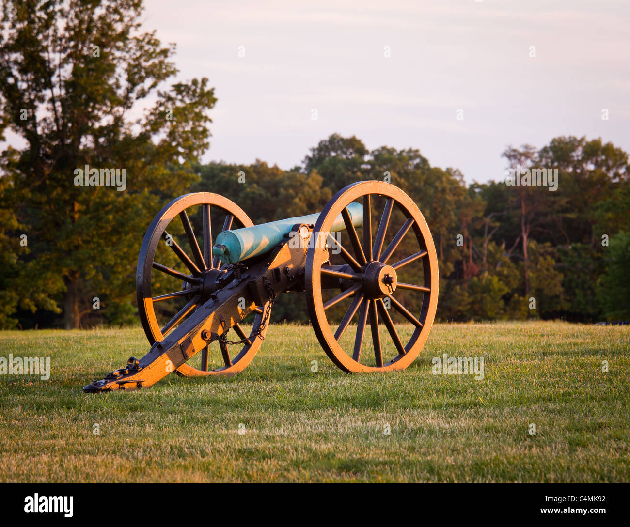 Vista al tramonto del vecchio cannoni in una linea a Manassas campi di battaglia della guerra civile in cui il Bull Run battaglia è stata combattuta. 2011 è il sesquicentennial della battaglia Foto Stock