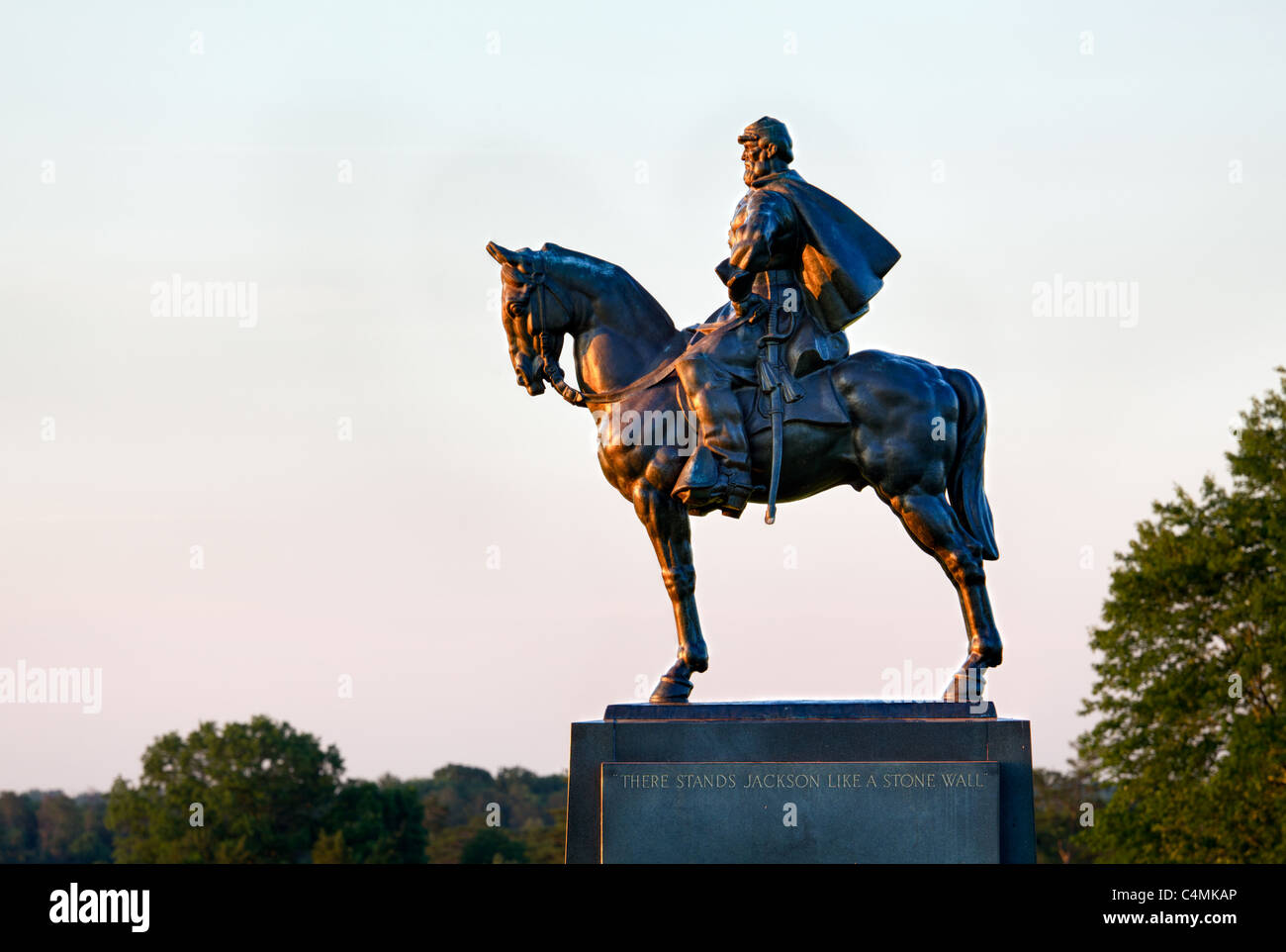 Vista al tramonto della statua di Andrew Jackson a Manassas campi di battaglia della guerra civile in cui il Bull Run battaglia è stata combattuta. La statua è stata acquisita per la nazione nel 1940. 2011 è il sesquicentennial della battaglia Foto Stock