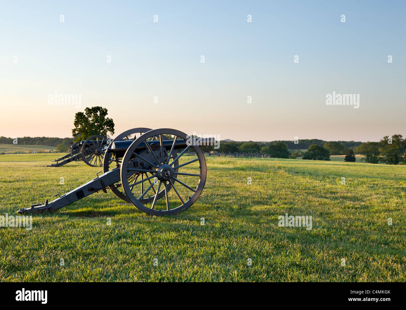 Vista al tramonto del vecchio cannoni in una linea a Manassas campi di battaglia della guerra civile in cui il Bull Run battaglia è stata combattuta. 2011 è il sesquicentennial della battaglia Foto Stock