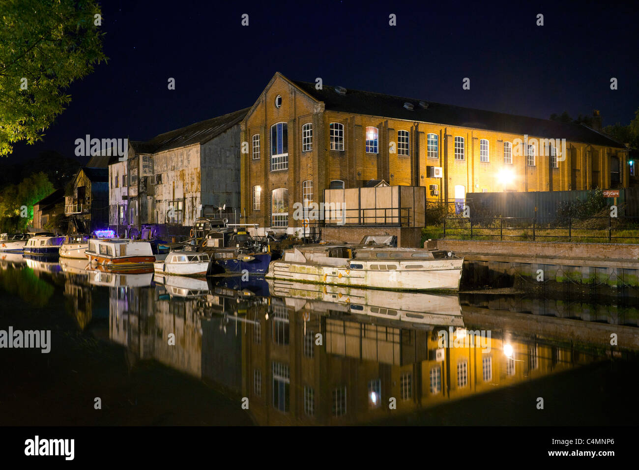 Vista del fiume Wensum in notturna a Norwich, Regno Unito Foto Stock