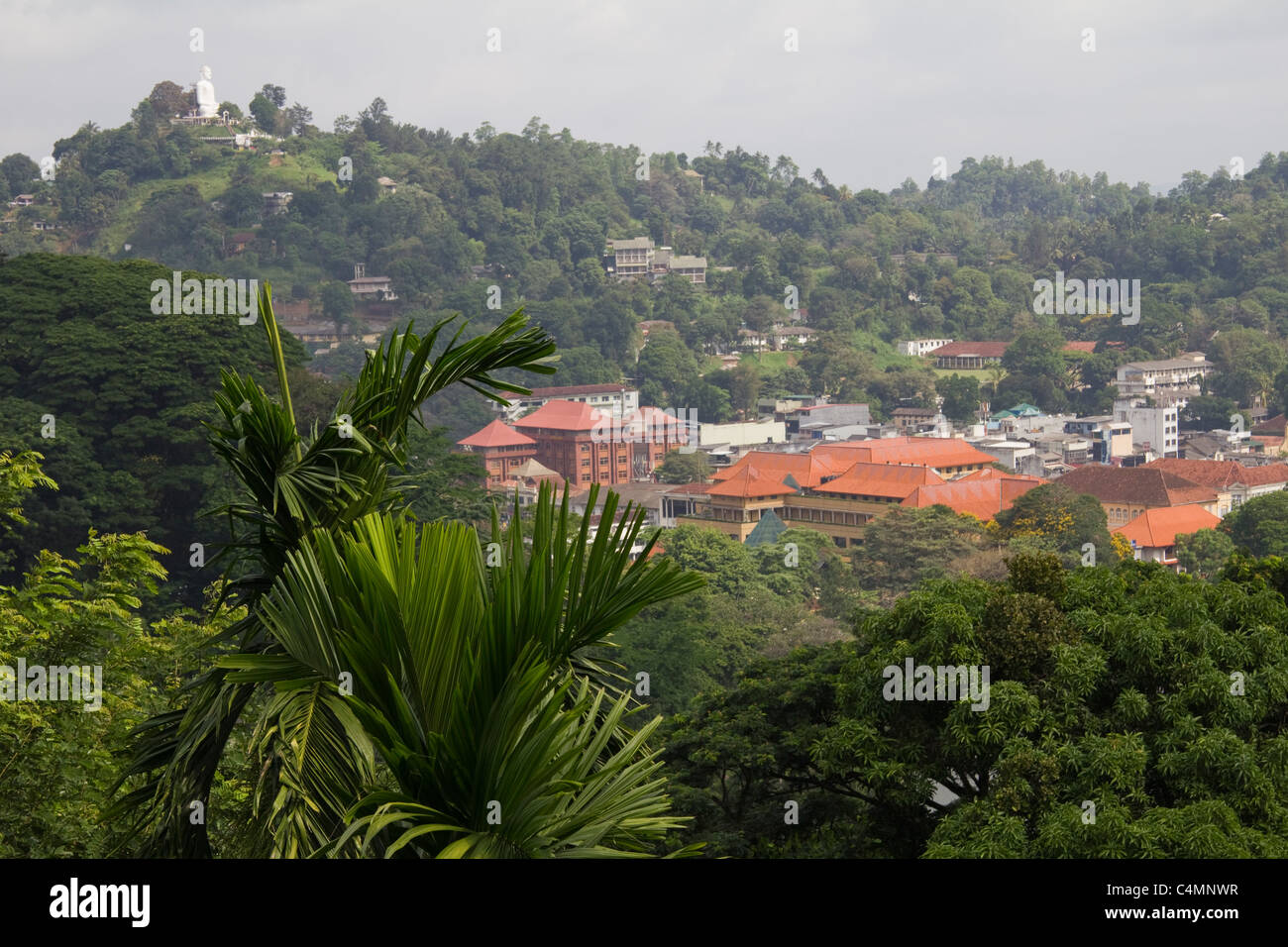 Vista sui tetti di Kandy e hilltop statua del Buddha, Sri Lanka, Asia Foto Stock