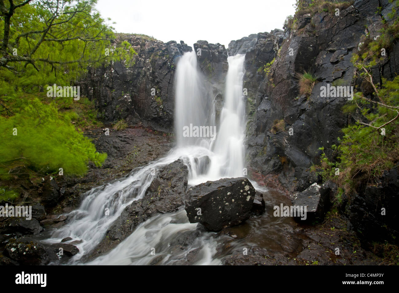 La Eas Fors cascata a Camas un Lagain Loch Tuath, Isle of Mull, Argyll. La Scozia. SCO 7229 Foto Stock
