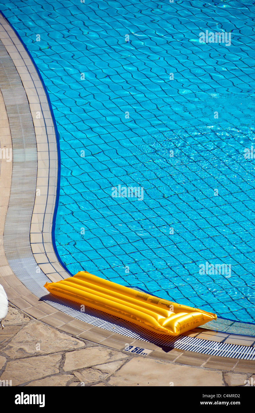 Hotel piscina gonfiabile e lilo. Foto Stock
