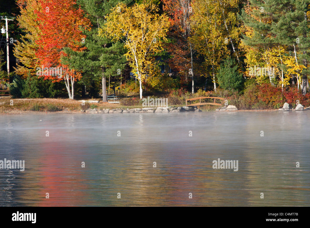 Lago di ritrovata da Wellington parco dello stato a Bristol, New Hampshire USA durante i mesi di autunno Foto Stock