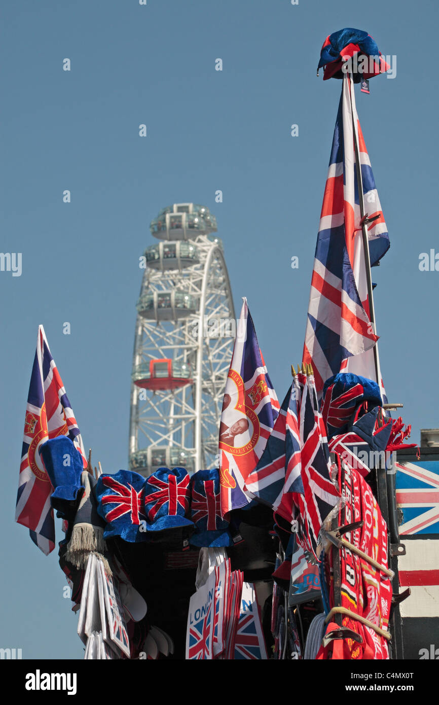 Unione assortiti bandiere su uno stallo vicino al London Eye grande ruota, Westminster, London, Regno Unito. Foto Stock