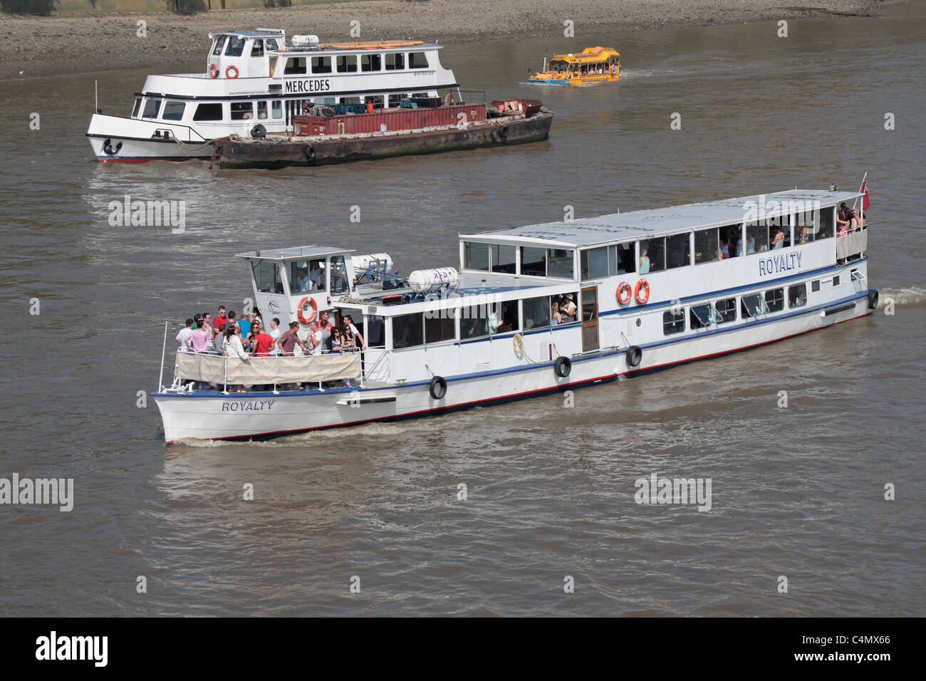 L'imbarcazione da diporto "royalty" sul fiume Tamigi, Westminster, London, Regno Unito (con un giallo Duk-W imbarcazione turistica dietro) Foto Stock