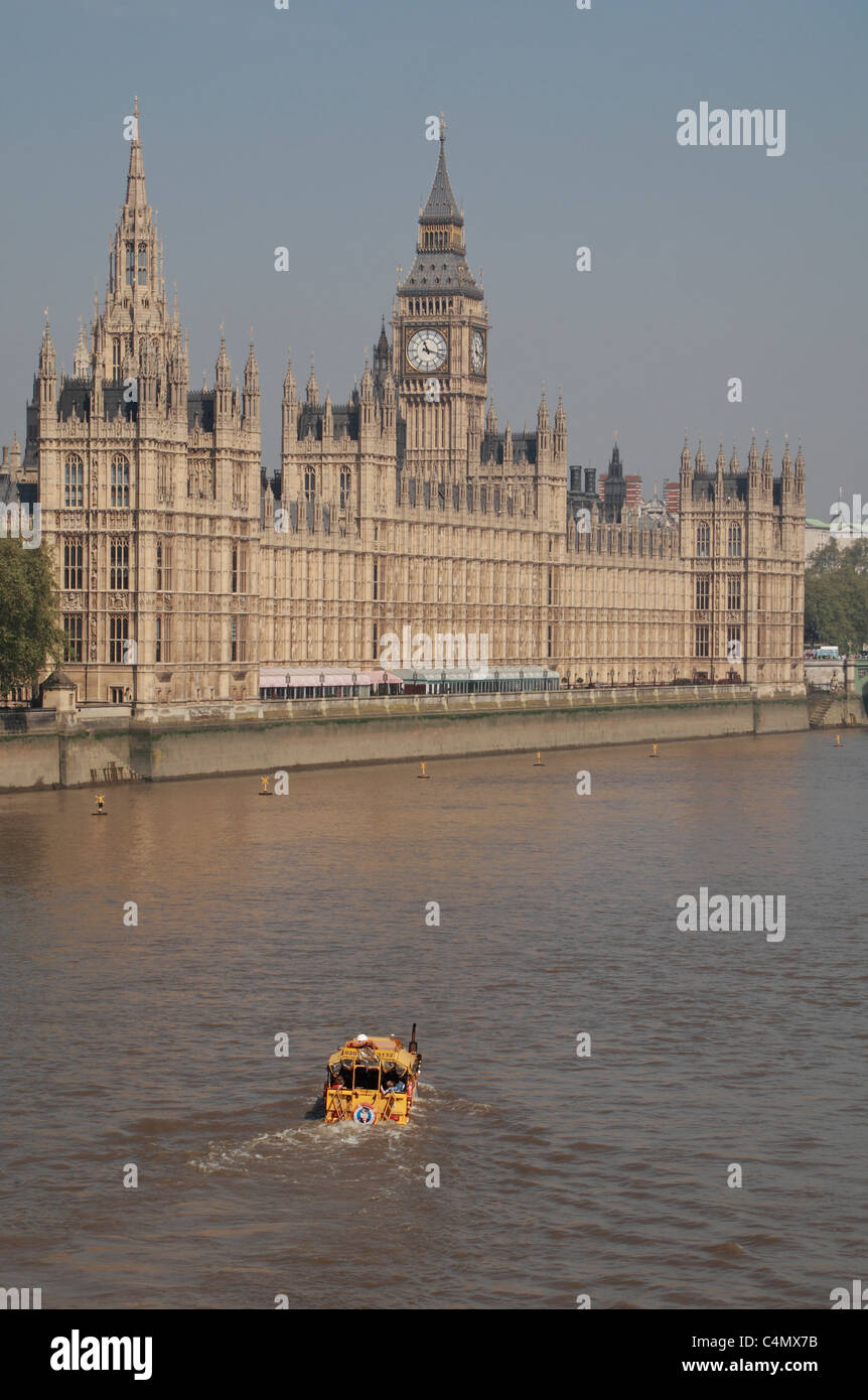 Vista lungo il Tamigi verso il Palazzo di Westminster (sede del parlamento) e Elizabeth Torre (Big Ben) a Londra. Foto Stock