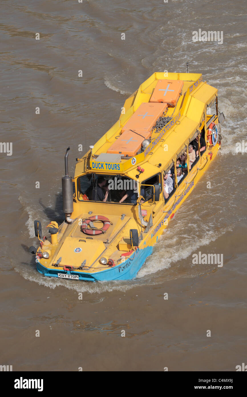 Una seconda guerra mondiale Duk-W Veicolo anfibio (o) anatra convertito in un turista touring bus sul Fiume Tamigi, Londra, Regno Unito. Foto Stock