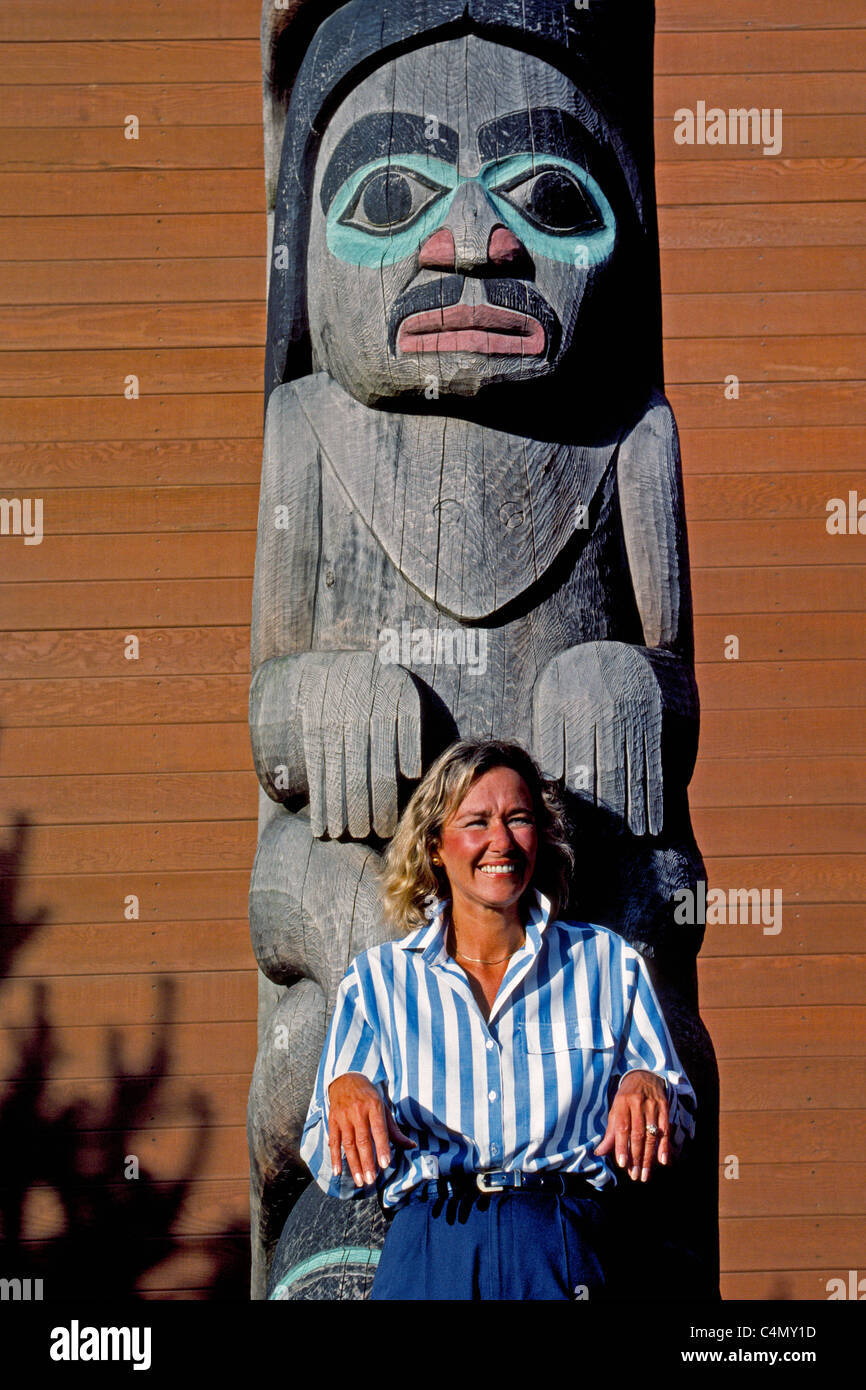 Native Alaskan totem servono come opere pubbliche così come sfondi per visitatore memorabile foto di Juneau, la capitale dello stato dell'Alaska, Stati Uniti d'America. Foto Stock