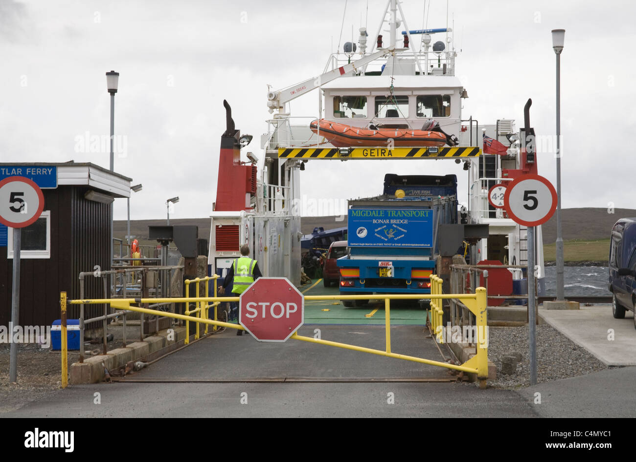 Il Belmont Ferry Terminal Unst Isole Shetland Scozia barriera chiusa come caricato Yell a Fetlar traghetto in partenza Foto Stock