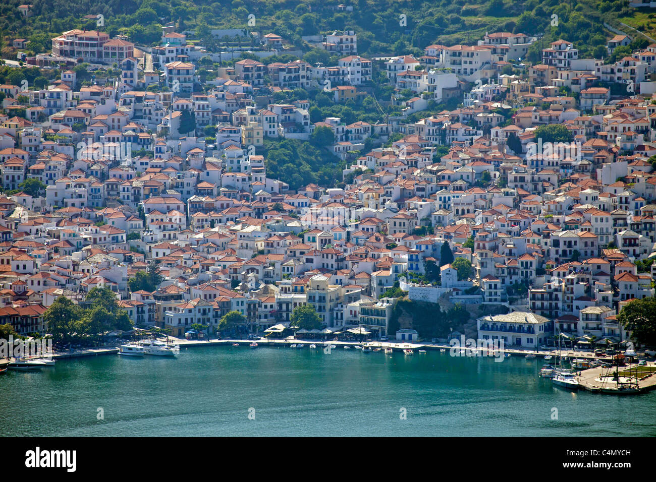Birds Eye vista della città di Skopelos e Harbour, Skopelos Island, Sporadi settentrionali, Grecia Foto Stock