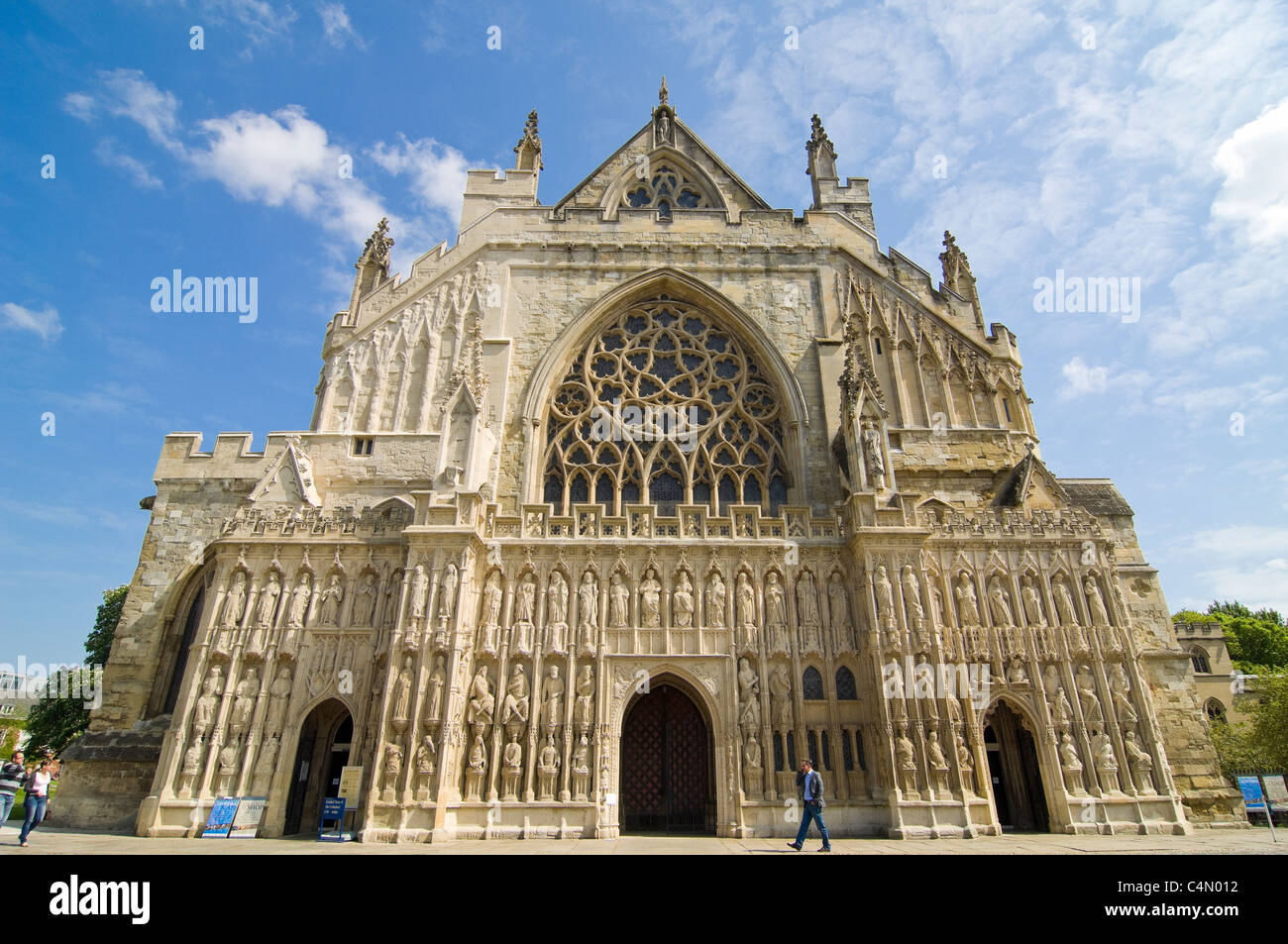 Orizzontale di un ampio angolo di visione dell'imponente fronte ovest della Cattedrale di Exeter dopo dei lavori di valorizzazione, in una giornata di sole. Foto Stock