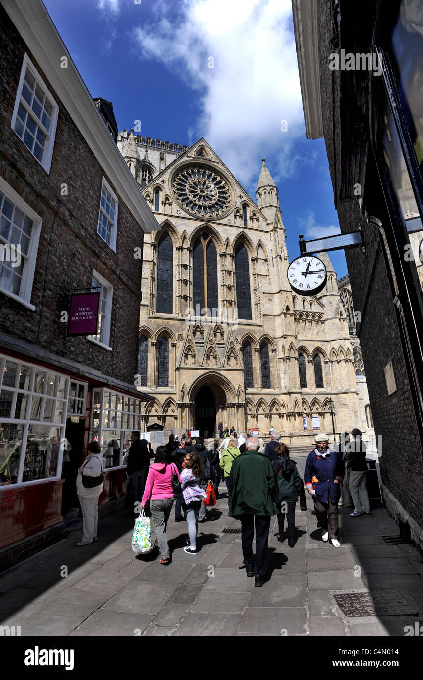 York Minster è visibile come gli amanti dello shopping a piedi fino Stonegate una storica strada dello shopping nel centro di York Foto Stock