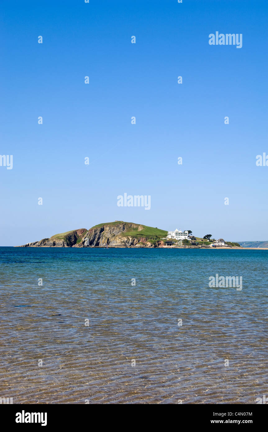 Verticale di un ampio angolo di visione attraverso Bantham beach ad alta marea verso Burgh Island in una giornata di sole. Foto Stock