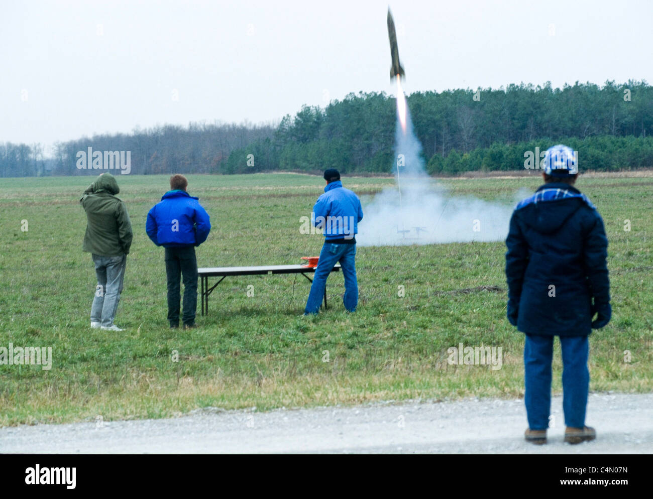 Lovett Reddick, lanciando il suo V2 rocket . Tripoli amatuer rocket festival. Manchester, Tennessee. Foto Stock