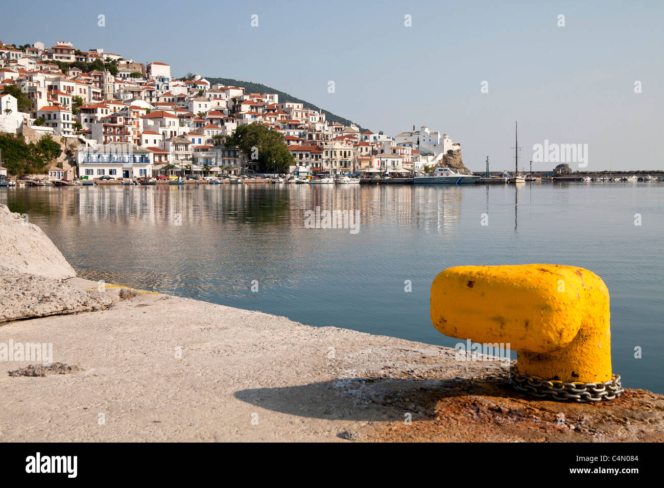 Città di Skopelos e Harbour, Skopelos Island, Sporadi settentrionali, Grecia Foto Stock