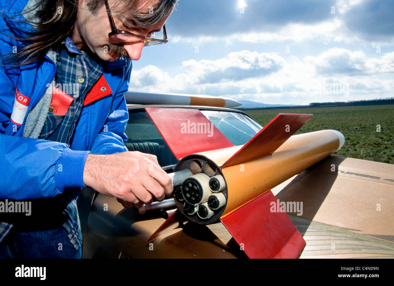 Un razzo amatoriale maker carichi un combustibile solido nel motore di un razzo a una massa launchfit, Foto Stock