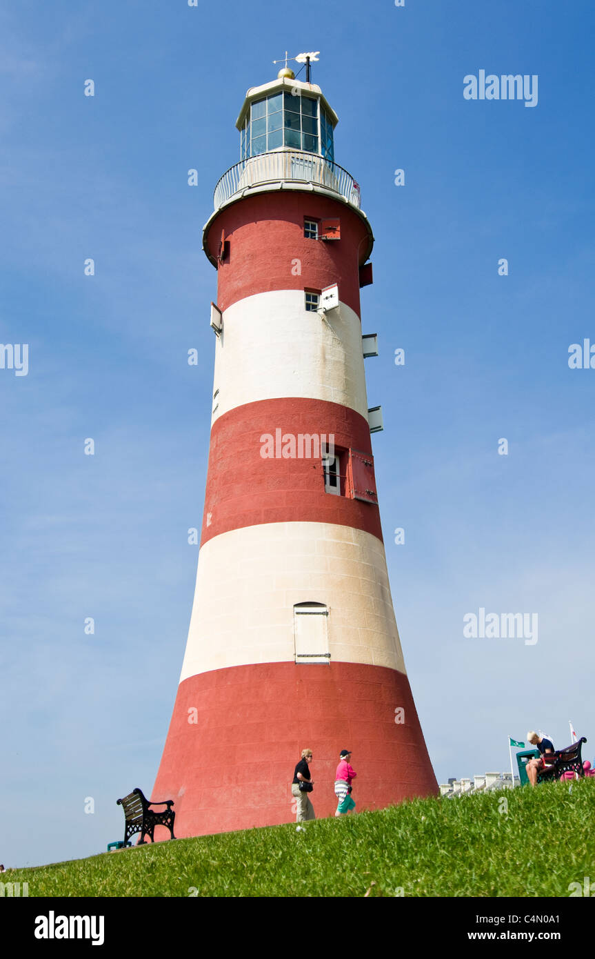 Vista verticale della mitica linea rossa e bianca a strisce Smeaton torre del faro a Plymouth Hoe in una giornata di sole. Foto Stock