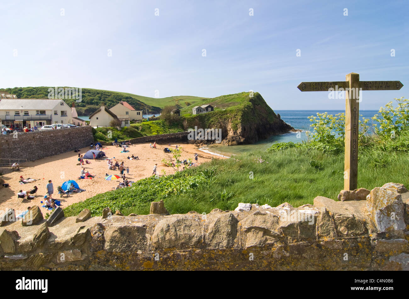 Orizzontale di ampio angolo di spiaggia Mouthwell a Hope Cove in una giornata di sole. Foto Stock