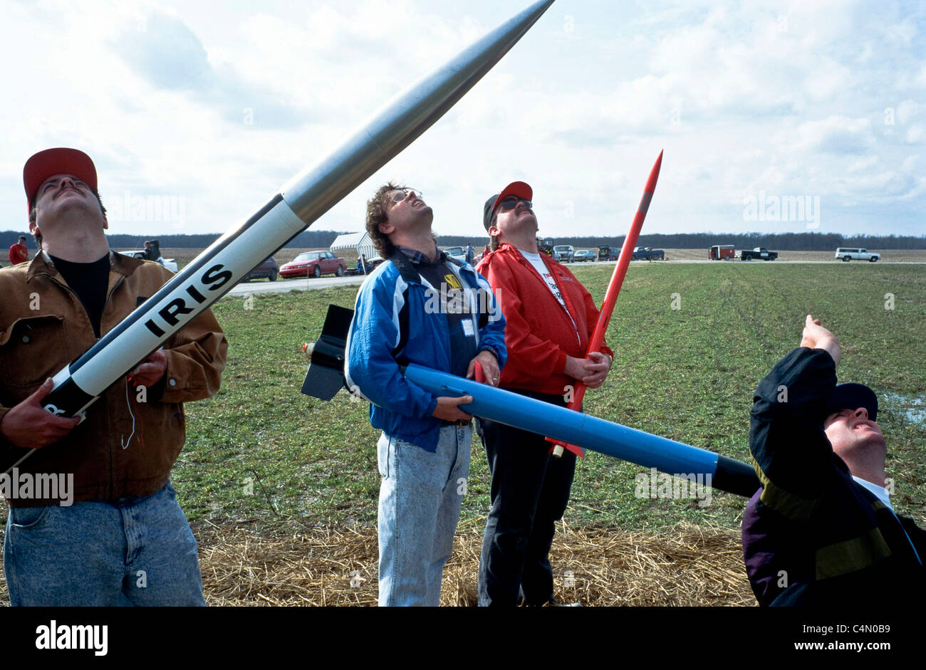 Rocketeers guardare il lancio di un razzo a un dilettante rocket festival. Manchester, Tennessee. Foto Stock